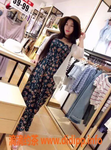 深圳楼凤-宝安西乡梦梦，25岁168cm，499元莞式体验