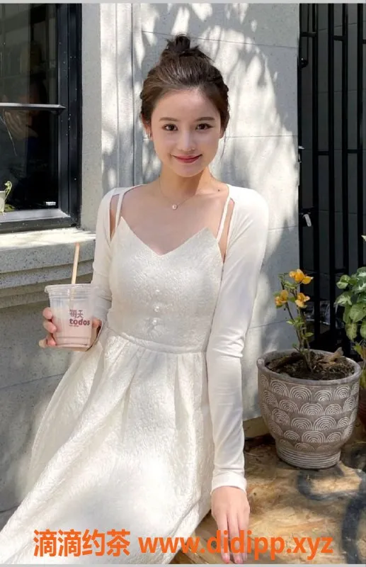 广州楼凤-天河高挑嫩妹蓝精灵，20岁168cm，服务多样