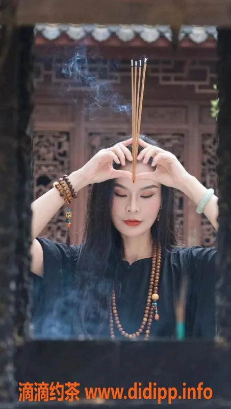 郑州楼凤-二七区33岁十月，171cm 65kg 迷人服务等你体验