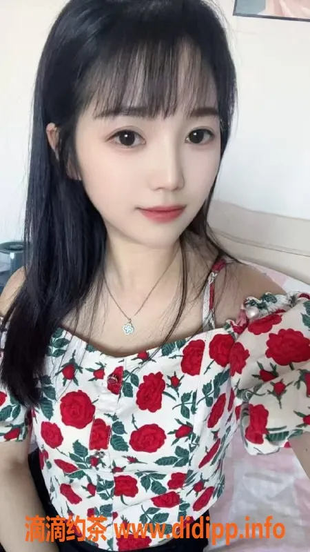 北京楼凤-朝阳香芯小丸子，清纯兼职女友，百元一小时