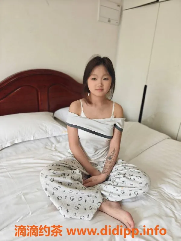 成都楼凤-成华区18岁清纯妹子，身高160，体重95斤，服务超赞！