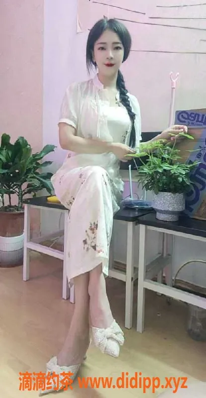 深圳楼凤-龙岗大胸妹九月，27岁，38D，超值服务！