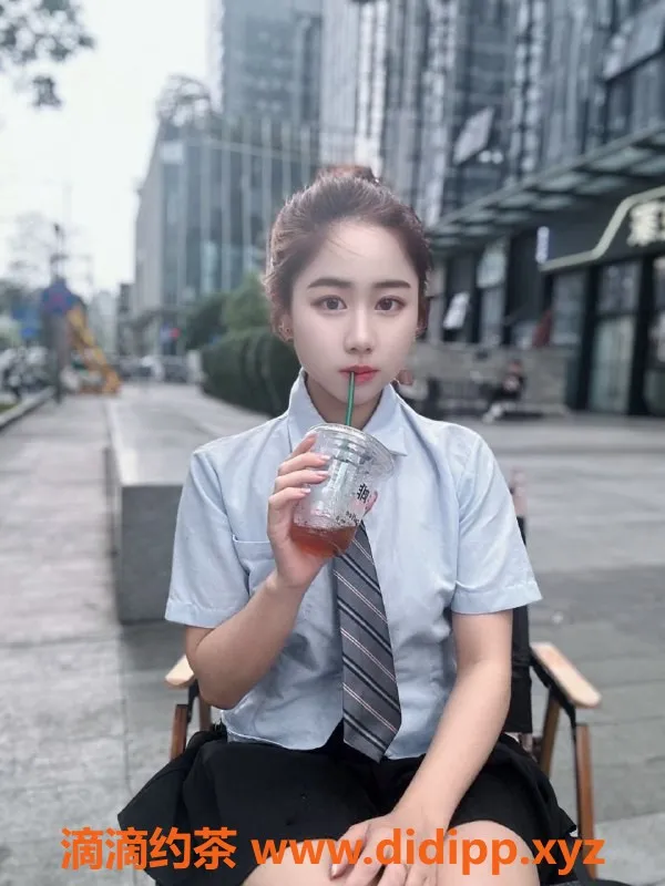 东莞楼凤-南城鑫鑫，22岁165cm粉嫩嫩妹，500元起