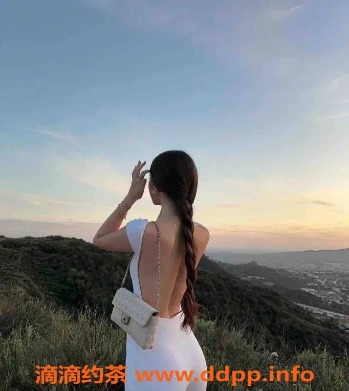 乌鲁木齐外围-乌市极品网红在读舞蹈系，169cm D罩杯