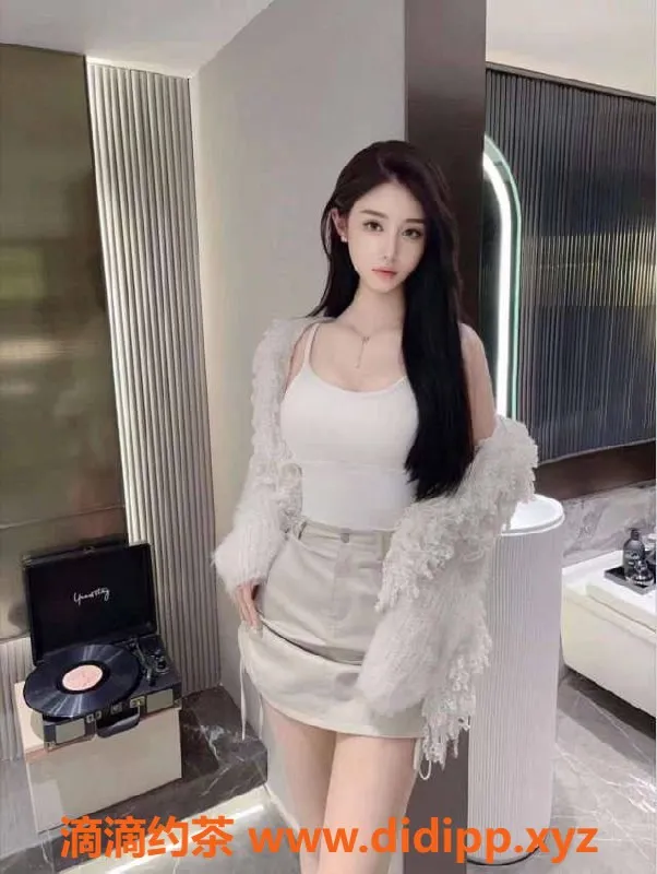 乌鲁木齐外围-乌市模特小星，168身高，95体重，灯光下美艳动人