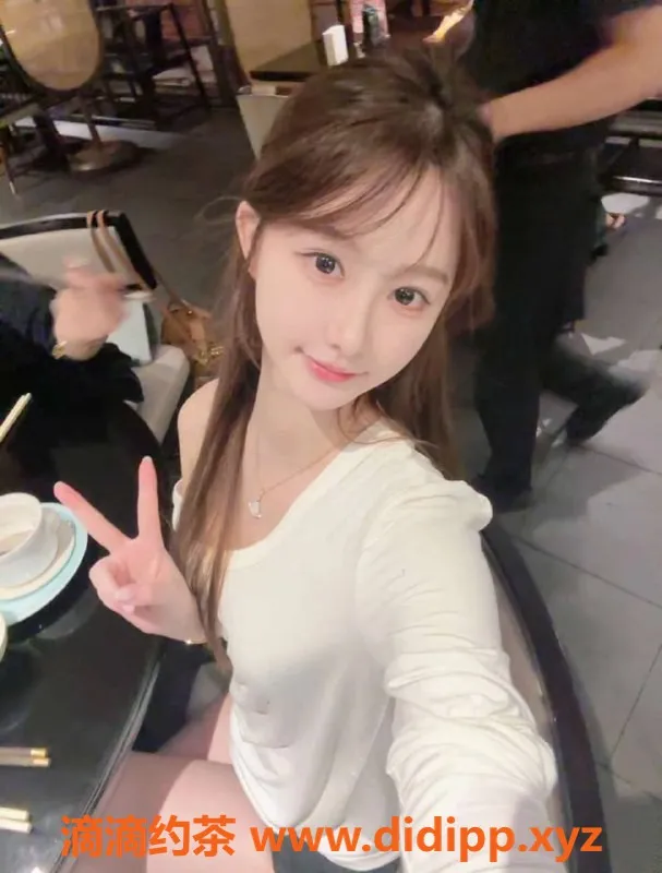 乌鲁木齐楼凤-极品小纯 大学生兼职 可纯可御 皮肤雪白