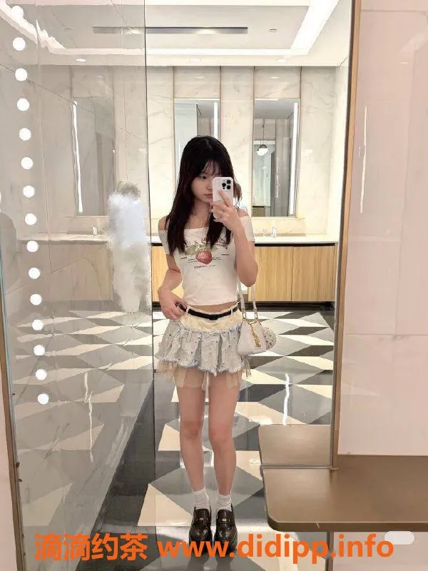 乌鲁木齐楼凤-清纯在校学生，165身高温柔可爱，85体重