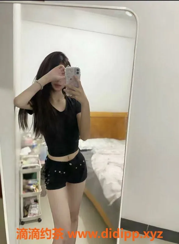 成都楼凤-果果，18岁重庆妹子，身高162cm，88斤