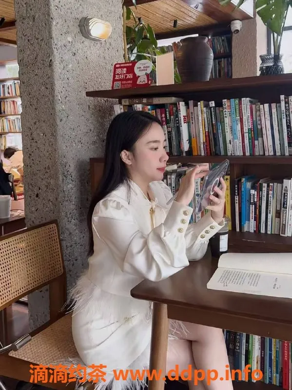 成都楼凤-武侯区大学生哈娜，身材超赞，代聊服务优惠！