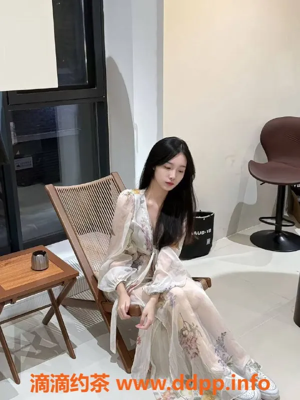 杭州楼凤-滨江区美术生小呆瓜，20岁C罩杯陪玩