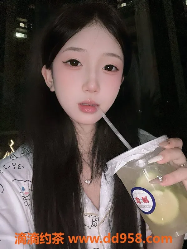 成都楼凤-成华区苗苗18岁，身高158，平胸A，喷水服务