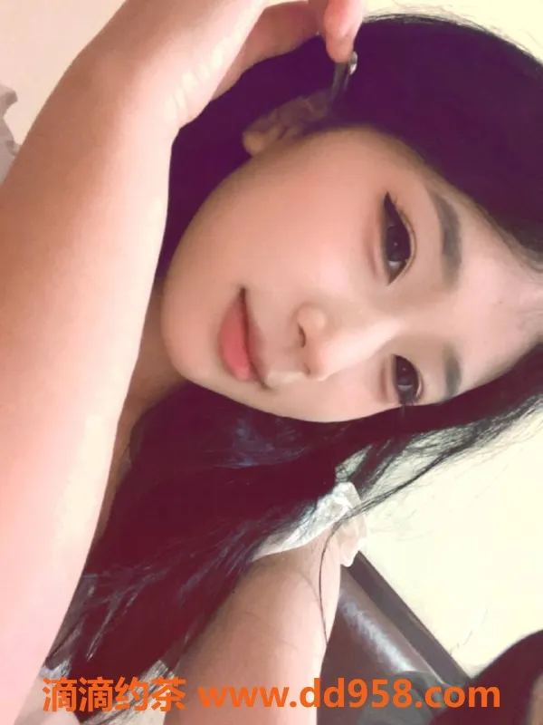 成都楼凤-成华区苗苗18岁，身高158，平胸A，喷水服务
