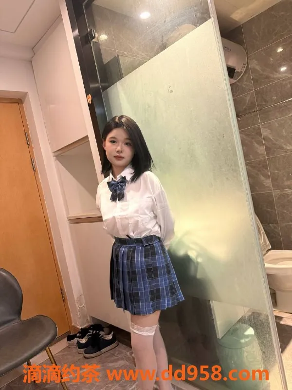 成都楼凤资源信息,成华区小冉，微胖17岁D奶嫩妹，超值体验