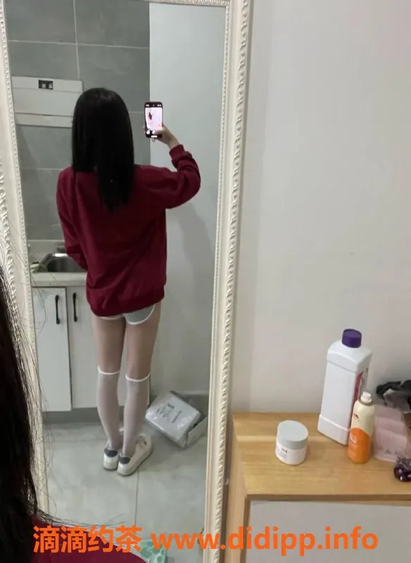 成都楼凤-白嫩萝莉眼镜妹，自聊6p10pp，超萌可爱