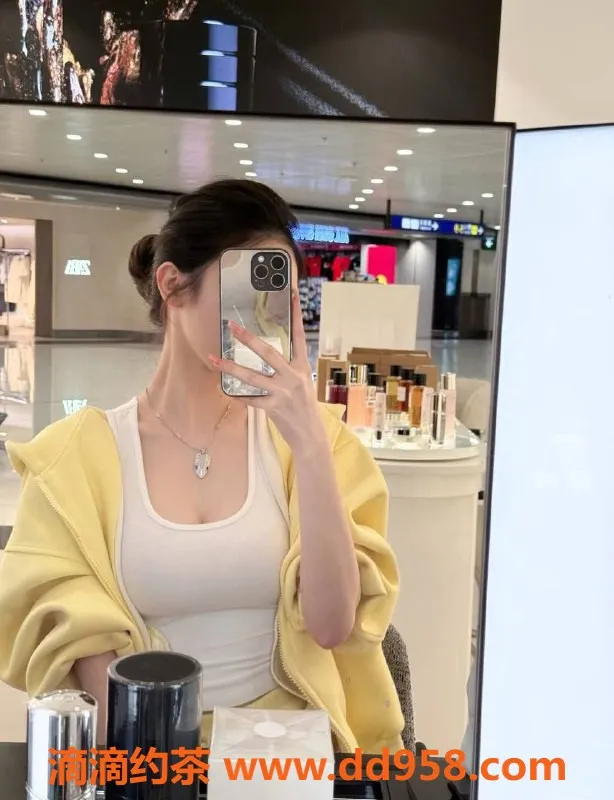 北京楼凤-朝阳空姐“哪吒”，白皙皮肤，超值体验