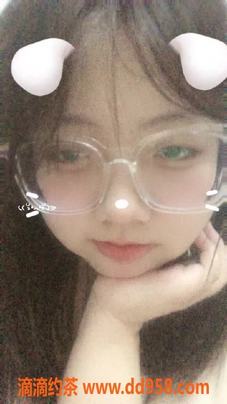 常州楼凤-常州小欧：157身高、60公斤胸C嫩妹三件套