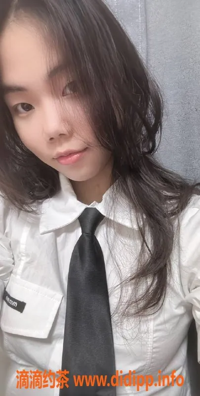 中山楼凤-西区小雨，18岁，36B，服务仅需500元起