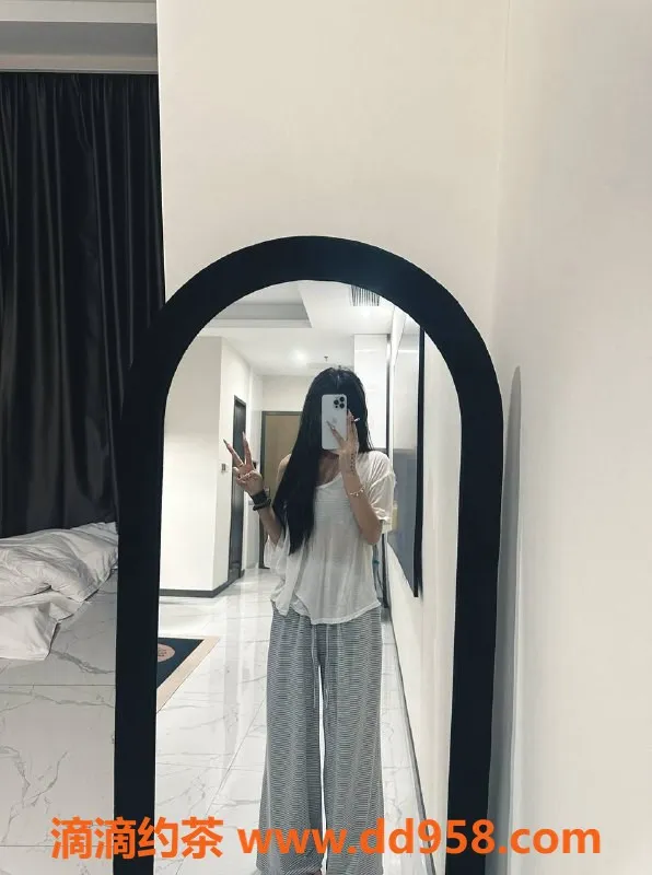 中山楼凤-石岐甜妻，18岁B罩杯，超甜服务等你体验