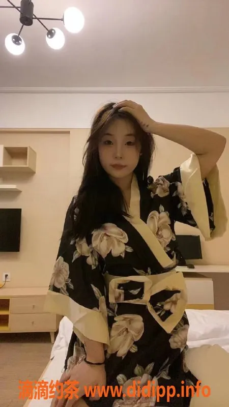 成都楼凤-紫萱：160cm匀称嫩妹，500元一次热情服务