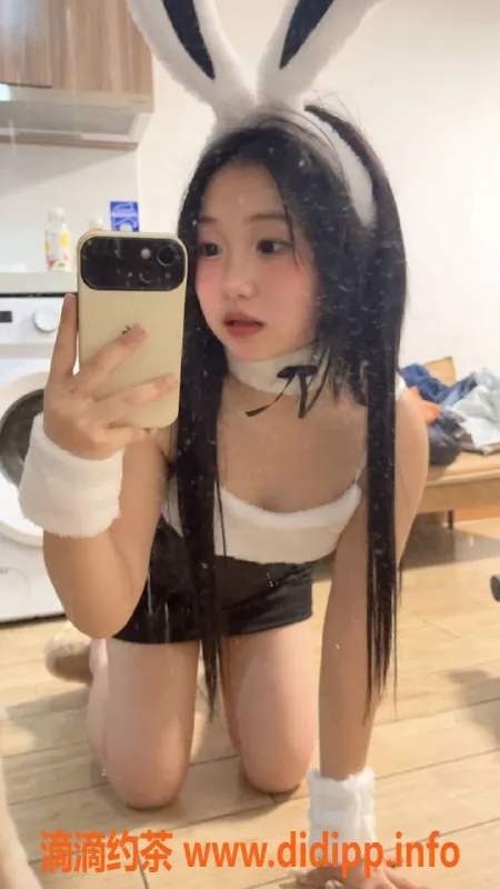 成都楼凤-武侯区嫩妹十月，18岁身高160，超值服务体验