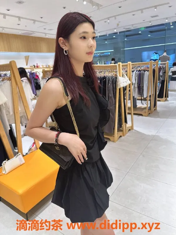 南通楼凤-南通小荣，38B大长腿，900元三件套服务