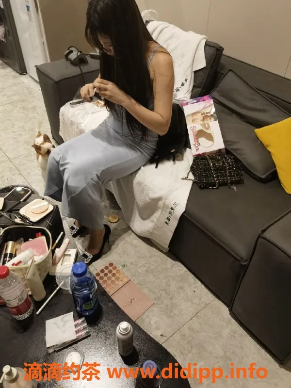 成都楼凤-成都呆呆，16岁163cm，白皙紧致，服务优质