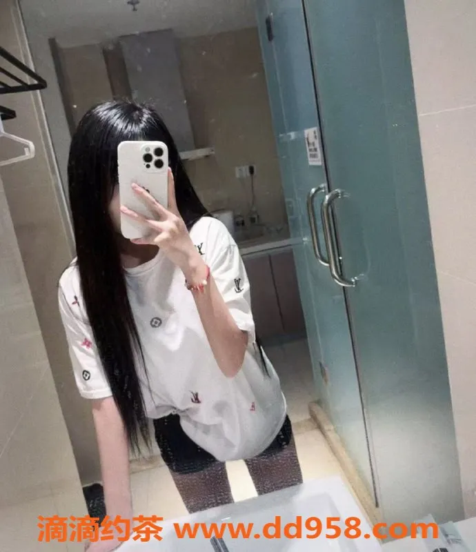 常州楼凤-武进18岁嫩妹瑶瑶，166cm，陪浴口交服务