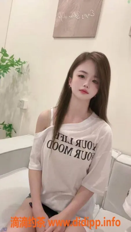 常州楼凤-武进国宾府 18岁嫩妹佳佳，身高165，体验陪浴服务800元起