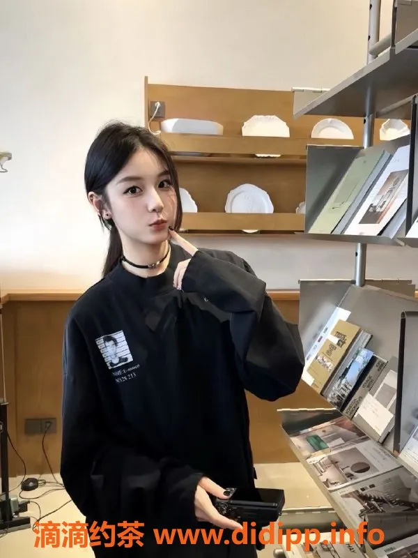 常州楼凤-武进嫩妹美术生，172身高95体重，1000元陪浴服务