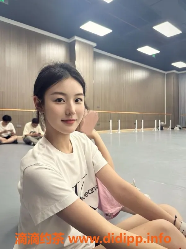 常州楼凤-武进嫩妹美术生，172身高95体重，1000元陪浴服务