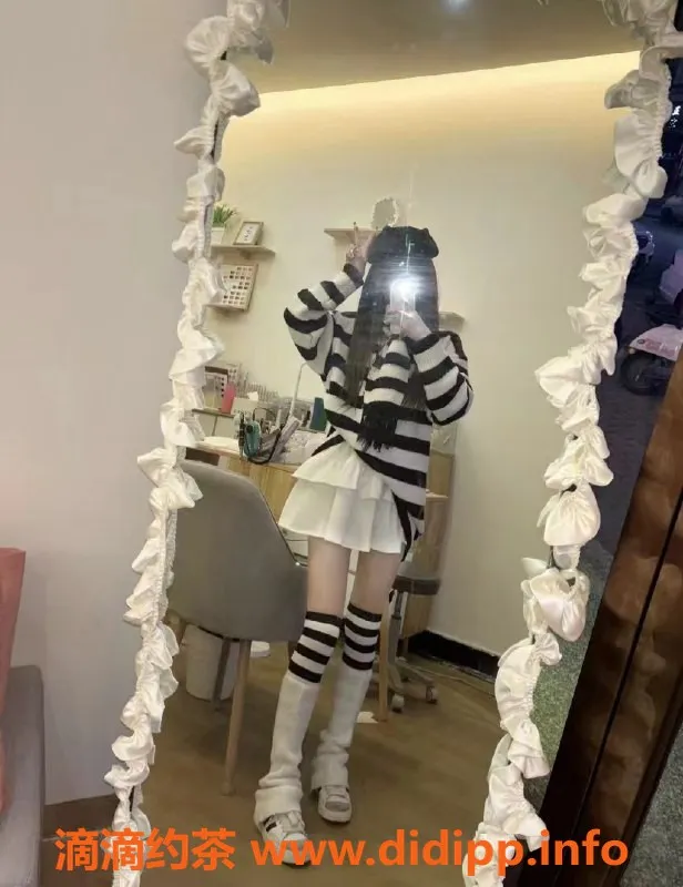 无锡楼凤-梁溪区依依，165cm高颜值制服丝袜妹子