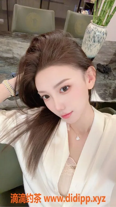 乌鲁木齐楼凤-174身高清纯网红御姐，甜美声音等你来约