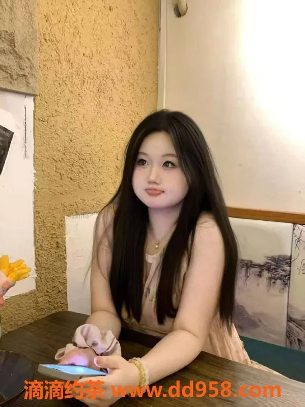 中山楼凤-东凤20岁微胖妹子，300快餐400洗吹做全面服务