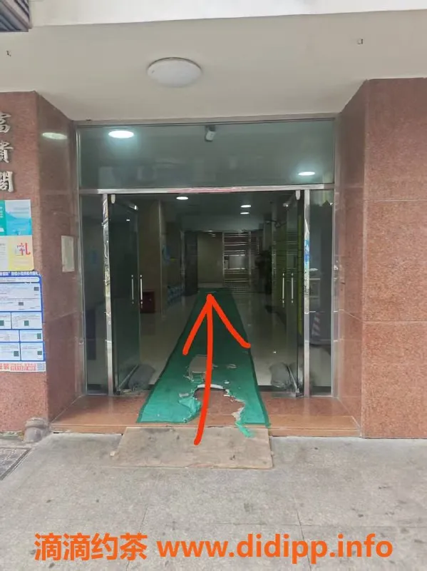 中山楼凤-西区18岁新模特，400元洗吹服务体验