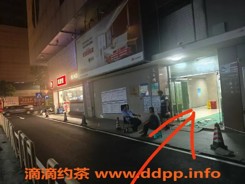 中山楼凤-西区18岁新模特，400元洗吹服务体验