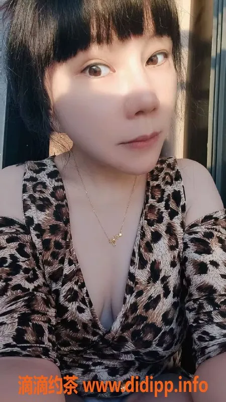 广州楼凤-佛山34岁成熟少妇，160身高，36C胸围