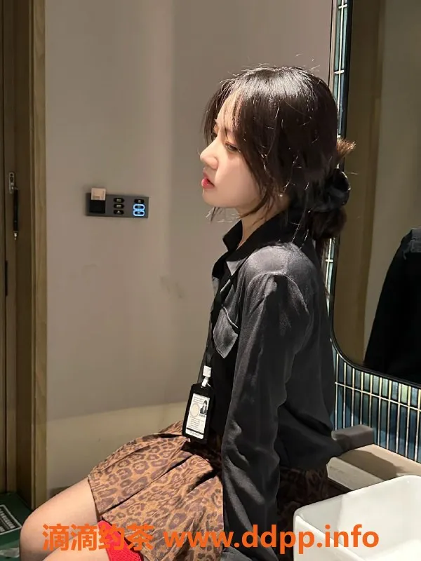 深圳楼凤资源信息,龙岗坂田兼职佳人叮叮，23岁160cm，享受不一样的服务