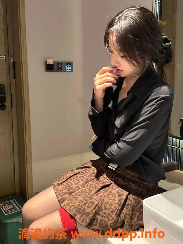 深圳楼凤-龙岗坂田兼职佳人叮叮，23岁160cm，享受不一样的服务