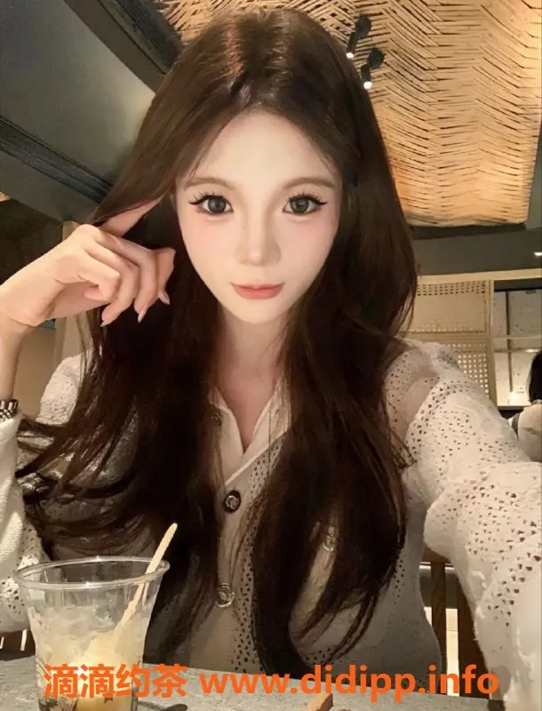 中山楼凤-西区小雪 18岁 B罩杯 600元一小时