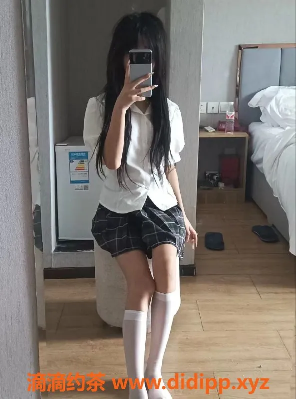 成都楼凤-成都困困，18岁156cm小巧萝莉，700元一次