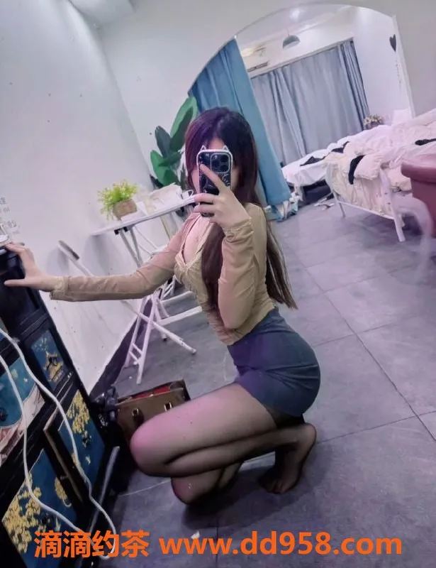 常州楼凤-武进小鱼，164高86斤，性感嫩妹伴浴服务