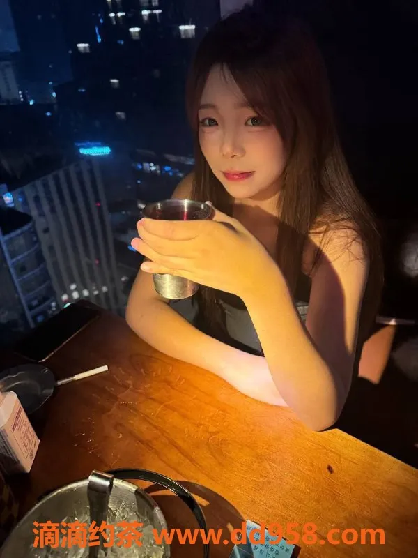 成都楼凤-成华区18岁可乐，162cm，90斤，女友式陪伴