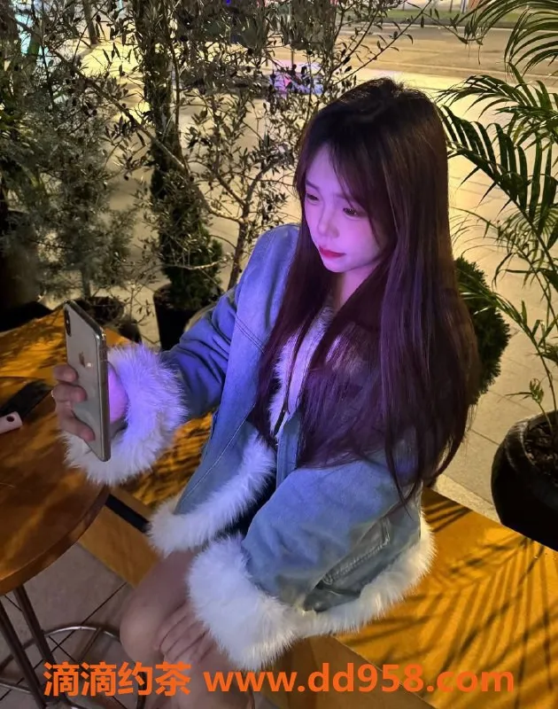 成都楼凤-成华区18岁可乐，162cm，90斤，女友式陪伴