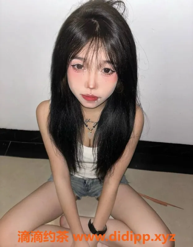 成都楼凤-成华区18岁妹子，155cm，83斤，C+胸型，亲密服务