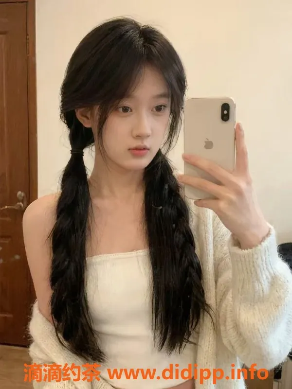 成都楼凤-武侯区嫩妹奶芙，8P代聊体验