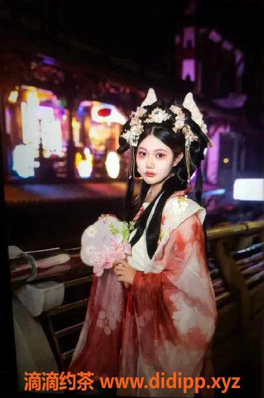 成都楼凤-高新区嫩妹#念念，18岁172cm胸C，125斤价5/9