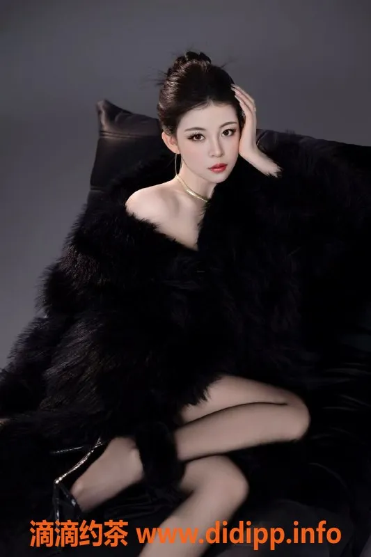 无锡楼凤-江阴顶级礼仪嫩模慕白影院服务体验