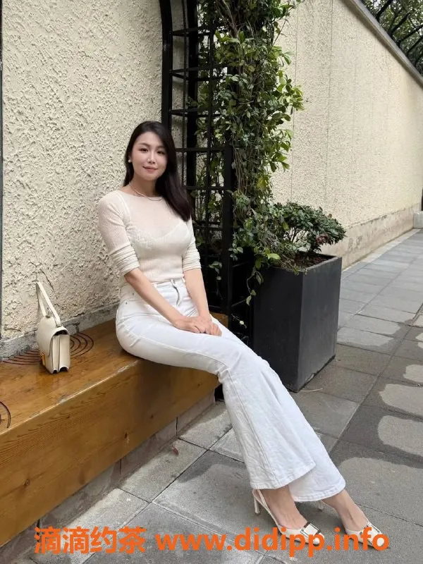 东莞楼凤-南城芊芊，400元私密服务等你体验