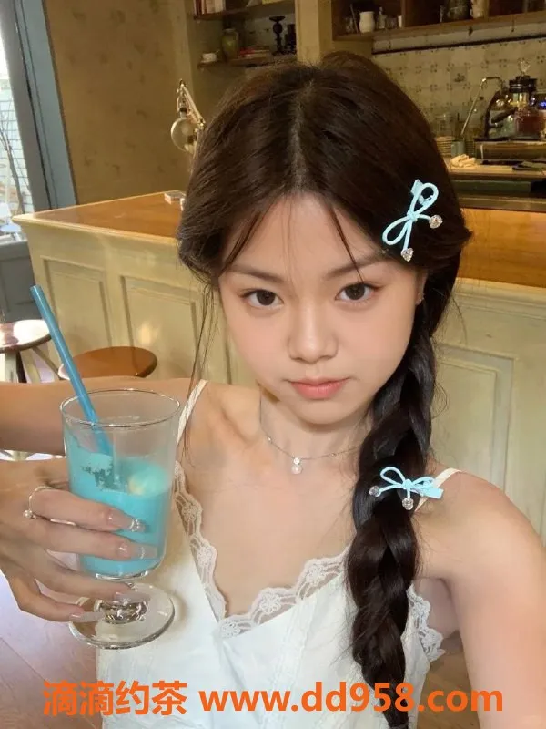 中山楼凤-18岁莓莓，西区服务，32B胸围650起