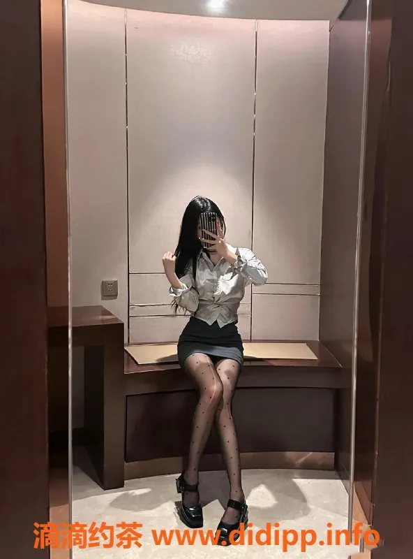 无锡楼凤-滨湖区秘书，170cm/49kg，内外兼修的陪浴服务